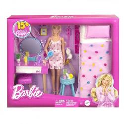 Barbie se simte confortabil intr-un adorabil set de pijamale cu imprimeu si papuci pufosi Halatul ei roz pufos adauga o nota suplimentara de frumusete Cu un pat o noptiera o comoda un dulap de toaleta si o multime de accesorii tematice copiii pot crea o rutina de dimineata si de culcare sau pot veni cu povesti creative pe cont propriu Detaliile precum o pisicuta somnoroasa si un halat moale adauga si mai mult farmec Acest set de dormitor Barbie va inspira povesti inedite creand o 