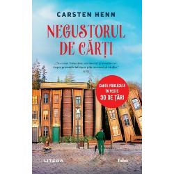 Carl Kollhoff librar intr-un orasel german le livreaza carti clientilor sai speciali seara dupa ora inchiderii parcurgand stradutele pitoresti din centru Ii considera aproape niste prieteni iar pentru ei Carl reprezinta cea mai importanta legatura cu lumea Cand Kollhoff isi pierde pe neasteptate slujba este nevoie de puterea cartilor si de o fetita de noua ani ca toti acesti oameni sa 