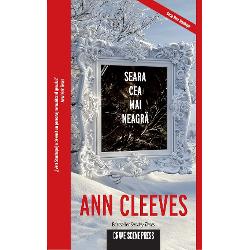 Un nou roman din seria Vera StanhopeBestseller Sunday TimesSe apropie Cr&259;ciunul Vera Stanhope merge spre cas&259; &537;i abia a&537;teapt&259; s&259; ajung&259; Dezorientat&259; din pricina z&259;pezii &537;i a frigului apuc&259; pe un drum gre&537;it &537;i descoper&259; o ma&537;in&259; abandonat&259; la marginea drumului Portiera e deschis&259; &537;oferul nu se z&259;re&537;te nic&259;ieri îns&259; Vera vede cu 