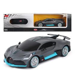 Copilul dumneavoastra se poate juca in voie cu masina cu telecomanda Bugatti Divo scara 1 la 24 oferita de brandul international Rastar Nicio cursa nu este imposibil de castigat cu acesta masinuta replica oficiala cu licenta a modelului original construita cu mare atentie la detalii Masinuta are proportiile ideale pentru momente pline de distractie si amuzament avand dimensiunile in centimetri dupa cum urmeaza  178683Masinuta functioneaza pe frecventa de 24GAlimentarea se face 