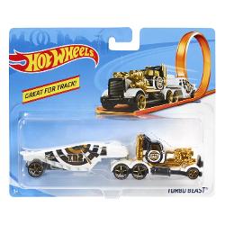 Camionul Hot Wheels® este gata sa se ocupe Concepute pentru a lucra cu piesele Hot Wheels® vandute separat aceste platforme turnate sub presiune pot accelera traseul pot trece prin bucle si multe altele Copiii vor dori sa le colectioneze pe toate si sa creeze noi combinatii pentru a completa flota finala personalizata deoarece cabina si remorca sunt interschimbabile cu alte camioane din sortiment Dispunand de culori stralucitoare cu detalii detaliate Fiecare se vinde 