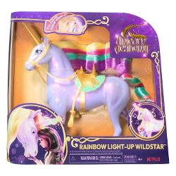 Descopera-ti destinul cu Wildstar Lumina de Curcubeu de la Academia Unicorn Inspirat de serialul animat NETFLIX si de seria de carti de succes acest unicorn interactiv de 279 cm raspunde la atingere cu lumini curcubeu efecte sonore si cantece din serial Cu marcaje luminoase de Magia luminii coama si coada curcubeu si multe altele copiii pot recrea momentul magic al legaturii cu Wildstar din serial Mangaie-i fata lui Wildstar atinge-i cornul si trage-i fraiele pentru a vedea cum 