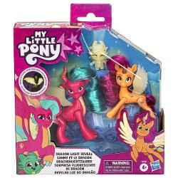 Descopera magia care straluceste in intuneric cu acest set cu 3 figurine My Little Pony Dragon Light Reveal Acest set cu papusi include 3 figurine My Little Pony Figurinele Sunny Starscout si Blaize Skysong au aripi articulate care stralucesc in intuneric Figurina mini Sparky Sparkeroni din My Little Pony straluceste si ea in intuneric Papusa Sunny cu par are coama si coada lungi si matasoase distractive de coafat si de jucat iar figurina dragonul Blaize are par moale pe cap 