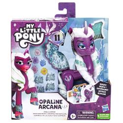 Experimenteaza cea mai buna latura a prieteniei cu colectia de jucarii My Little Pony Descopera surprizele poneilor cu aripi frumoase Fiecare ponei de jucarie My Little Pony Wing Surprise are 14cm si are aripi frumoase care bat atunci cand ii strangi picioarele din spate Silueta poneiului vine si cu accesorii si o perie pentru a-si pieptana parul lung si moale Acest pachet contine personajul Opaline Arcana