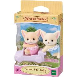 Setul de Figurine Sylvanian Families - Gemenii Vulpite Fennec este format din cei doi frati gemeni Tara Fennec si Rocco Fennec Bucuria cea mai mare a lui Tara este atunci cand merge sa vaneze comorile ingropate Fie ca este pe plaja sau in curtea de acasa Tarei ii place sa dezgroape comorile ascunse de sora ei mai mare JasmineRocco adora sa se joace in groapa cu nisip Este locul lui preferat de joaca 