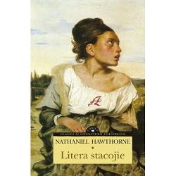 Litera stacojie capodopera lui Nathaniel Hawhtorne red&259; povestea lui Hester Prynne protagonista romanului &537;i situa&539;ia critic&259; în care se afl&259; na&537;te un copil dup&259; ce comite adulter iar societatea puritan&259; din secolul al XVII-lea ac&539;iunea se petrece între anii 1642–1649 din Boston Massachusetts o condamn&259; la o via&539;&259; plin&259; de ru&537;ine &537;i regrete Încol&539;it&259; de societate 