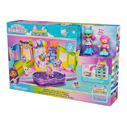 Patrundeti in lumea magica a Casei de papusi a lui Gabby cu setul de joaca Gabbys Party Room Acest set include figurine exclusive de 10 centimetri Skater Gabby si Skater Marty figurinele de jucarie Party Cat cu patine functionale Decorati camera de petrecere cu accesorii si mobilier pentru casa de papusi apoi bucurati-va de jocul senzorial cu jucarii fidget pe peretele camerei de petrecere Pentru si mai multa distractie atasati Camera de petrecere la Casa de papusi a lui Gabby ca sa 