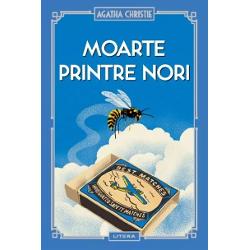 O contes&259; dependent&259; de cocain&259; un ajutor de coafez&259; care a câ&537;tigat la loterie doi arheologi un scriitor distrat &537;i al&539;i câ&539;iva pasageri îi stârnesc interesul lui Poirot aflat în zborul de la Paris spre Croydon Când în avion este descoperit cadavrul unei c&259;m&259;t&259;rese ucise cu o s&259;geat&259; otr&259;vit&259; pentru toat&259; lumea este evident c&259; uciga&537;ul se afl&259; la 