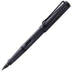 O multitudine de culori atractive design atemporal si ergonomie perfecta Acestea sunt doar cateva dintre motivele pentru care stiloul Lamy safari este unul dintre cele mai populare instrumente de scris din intreaga lumeDetalii stilou Lamy safari steel black plastic ABS rezistent finisaj matt  penita de otel slefuita  clip metalic  grip ergonomic  patron cerneala Lamy T10  convertor compatibil 