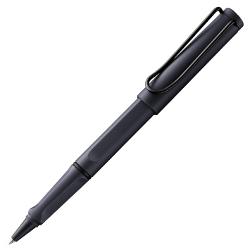 O multitudine de culori atractive design atemporal si ergonomie perfecta Acestea sunt doar cateva dintre motivele pentru care rollerul Lamy safari este unul dintre cele mai populare instrumente de scris din intreaga lumeDetalii roller Lamy safari steel black plastic rezistent finisaj shiny violet blackberry  clip metalic  grip ergonomic  rezerva roller Lamy M63 blueCuloare steel black