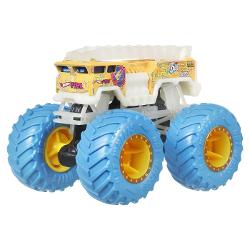 Actiunea devine si mai palpitanta atunci cand luminile se sting iar masinile Hot Wheels Monster Truck se aprind Vehiculele Monster Truck sunt puternice au roti uriase si au un aspect agresiv Cel mai mare circuit din lume pentru vehiculele Monster Truck este pregatit sa gazduiasca o cursa grandioasa cu noile masinute Acest pachet contine modelul 5 Alarm