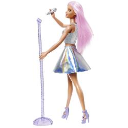 Barbie Pop Star este gata sa urce pe scena cu tinuta sa uluitoare un top argintiu o fusta irizata pantofi mov la moda si par lung vopsit in roz Acest artist din suflet va crea starea de spirit impingand melodia in spatele microfonului sau pe suport de asemenea detasabil Barbie Pop Star ii va incanta pe toti micii muzicieni si fanii concertelor