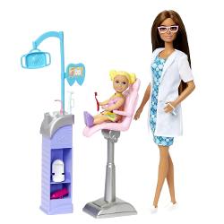 Incercati noi cariere cu seturile Barbie De la medicina sport si invatamant acum putem crea scenarii nelimitate cu aceste seturi de joaca Papusa doctor stomatolog pentru copii Barbie este gata sa consulte pacientii direct pe scaunul medical accesorii pentru ingrijirea pacientilor si o papusa copil toate sunt incluse Detaliile sunt realiste cu atingeri colorate si elemente inspirate dintr-un cabinet medical Papusa doctor stomatolog pentru copii Barbie are o dubla datorie cu o statie de 