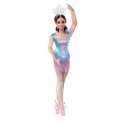 Aceasta papusa Barbie de colectie poarta un costum de balerina satinata cu o fusta de tutu din tul asortata cu mai multe straturi O diadema stralucitoare superba colanti si pantofi de varf roz au pus ultima tusa aspectului ei gata de recital Aceasta frumoasa papusa balerina Barbie are un tip de corp atletic si articulatii la umeri coate incheieturi solduri si genunchi pentru posibilitati nesfarsite de pozare Papusa Barbie Ballet Wishes este cadoul sau amintirea perfecta pentru 