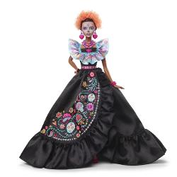 Sarbatoriti sarbatoarea mexicana vibranta cu colectia noastra 2024 Día de Muertos Papusa Barbie are un aspect luminos purtand o rochie lunga neagra cu volane cu detalii complexe colorate si cranii de zahar brodate Bentita ei portocalie ii pune in valoare coafura si evoca florile de galbenele emblematice ale festivalului Vopseaua de fata Calavera si accesoriile roz aprins ii completeaza look-ul festiv