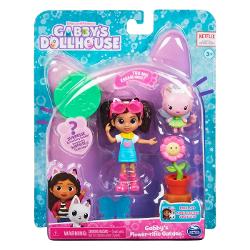 Mergeti in gradina cu Gabby si setul de gradina cu flori pentru casa de papusi a lui Gabby Acest set de jucarii distractive include o figura de colectie Gabby Girl de 89 cm o figurina Kitty Fairy o piesa de mobilier din trunchi de copac cu o floare in ghiveci un accesoriu aripi de zana plus o cutie de livrare pentru casa de papusi cu un accesoriu surpriza in interior Asa cum face Gabby in emisiune deschide pachetul special pentru casa de papusi si descopera accesoriul misterios al 