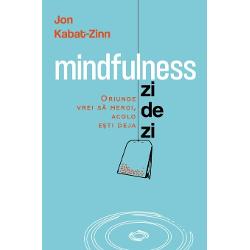 Mindfulness zi de zi reprezinta o introducere accesibila si practica in meditatia mindfulness si modul in care poate fi aplicata in viata de zi cu zi Kabat-Zinn impartaseste experiente personale si explica cum meditatia poate fi folosita pentru a trai in prezent si a experimenta fiecare moment cu mai multa claritate si constientaVolumul exploreaza diversele tehnici de meditatie mindfulness de la meditatia respiratiei la scanarea corporala si meditatia asupra 