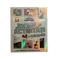 Intr&259; în lumea captivant&259; a filmelor clasice Disney pentru o aventur&259; plin&259; cu activit&259;&539;iPlin&259; de autocolante de puzzle-uri &537;i de jocuri ce î&539;i vor da de gândit plus multe alte surprize aceast&259; carte este ideal&259; pentru fanii Disney de pretutindeni