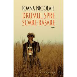 O minunat&259; pledoarie pentru fic&539;iune O poveste de iubire care &539;ine mai mult decât o singur&259; via&539;&259; O m&259;rturie despre artistul care nu-&537;i împline&537;te destinul O c&259;l&259;torie prin v&259;mile v&259;zduhuluiDrumul spre Soare-R&259;sare noul roman al Ioanei Nicolaie este despre toate acestea &537;i mult mai mult de atât În paginile lui se topesc istorii pove&537;ti de la cea individual&259; 