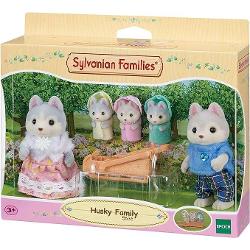 Setul de Figurine Sylvanian Families - Familia Catelusilor Hysky este format din cele cinci personaje tatal husky Vincent mama Avril si tripletii Rae Drake si NellyVincent are functia de viceprimar in Sylvania si este responsabil pentru ingrijirea drumurilor liniilor de tramvai trotuarelor si a potecilor forestiere Se asigura ca acestea sunt in stare buna de folosinta astfel incat locuitorii din Sylvania sa se poata deplasa in siguranta Pasiunea sa sunt masinile el fiind 