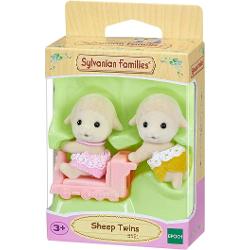 Setul de Figurine Sylvanian Families - Gemenii Oi&539;e este format din cei doi frati gemeni Sean Dale si Shona DaleSean si Shona Dale se joaca fericiti impreuna in caruciorul lor mobil in timp ce parintii fratele si sora lor mai mare lucreaza cu spor in livadaFructul lor preferat este piersica Ei nu inteleg cum piersicile sunt disponibile doar opt saptamani pe anAcest set se poate combina cu setul Familia Oi&539;elor cod SF5619Figurinele sunt din 