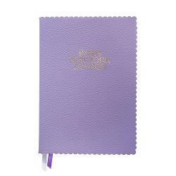 Aceasta agenda eleganta în culoare liliac cu litere auriu în relief ale ora&537;elor „Paris New York Londra” este înso&539;itorul perfect pentru cei inspira&539;i de lume Marginile festone &537;i semnele de carte din panglic&259; completeaz&259; designul elegant cu caracteristici practice Ideal pentru note planuri sau gânduri personale – o not&259; de fler cosmopolit pentru fiecare 
