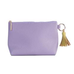 Aceast&259; hus&259; frumoas&259; pentru cosmetice de culoare liliac combin&259; designul modern cu func&539;ionalitatea practic&259; Pielea vegan&259; de înalt&259; calitate ofer&259; o senza&539;ie de lux în timp ce c&259;ptu&537;eala geometric&259; alb-negru adaug&259; un contrast la mod&259; Fermoarul auriu asigur&259; închidere sigur&259; iar ciucul rafinat de culoare verde m&259;sliniu cu accente aurii creeaz&259; un aspect unic Perfect pentru 