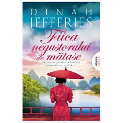 De la autoarea bestsellerului So&539;ia plantatorului de ceai un roman de atmosfer&259; ce spune povestea unei tinere sfâ&537;iate între dou&259; lumi 1952 Indochina francez&259;Înc&259; de la moartea mamei lor Nicole în vârst&259; de optsprezece ani pe jum&259;tate fran&539;uzoaic&259; pe jum&259;tate vietnamez&259; tr&259;ie&537;te în umbra frumoasei sale surori mai mari Sylvie Când Sylvie 