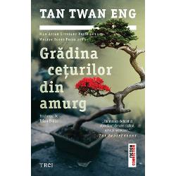 MAN ASIAN LITERARY PRIZE 2012WALTER SCOTT PRIZE 2013„Un roman delicat &537;i obsedant despre r&259;zboi art&259; &537;i memorie” – The IndependentMalaezia 1951 Teoh Yun Ling unica supravie&539;uitoare a unui lag&259;r japonez brutal din timpul r&259;zboiului caut&259; alinare printre planta&539;iile de ceai din jungla din Cameron Highlands locurile copil&259;riei sale Aici 