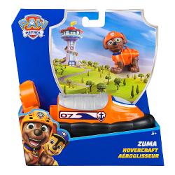 Vehiculele de baza cu functii de actiune mobile individuale si o figurina la bord permit aventurilor din serialul TV Paw Patrol sa traiasca si in camera copiilor Este inclusa o singura figura cu un vehicul Vehiculul si figurina de jucarie sunt in mare parte fabricate din plastic reciclat Chase Skye Marshall Rubble Zuma Everest Tracker si Rocky cu vehiculele lor sunt disponibile individual Toate vehiculele de baza durabilevehiculele de baza includ o figurina de caine care poate fi 