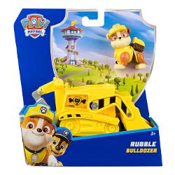 Vehiculele de baza cu functii de actiune mobile individuale si o figurina la bord permit aventurilor din serialul TV Paw Patrol sa traiasca si in camera copiilor Este inclusa o singura figura cu un vehicul Vehiculul si figurina de jucarie sunt in mare parte fabricate din plastic reciclat Chase Skye Marshall Rubble Zuma Everest Tracker si Rocky cu vehiculele lor sunt disponibile individual Toate vehiculele de baza durabilevehiculele de baza includ o figurina de caine care poate fi 