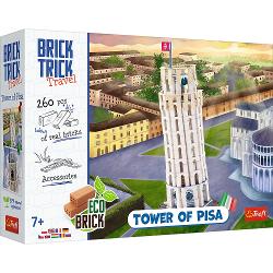 Turnul inclinat din Pisa este un simbol emblematic al Italiei cunoscut pentru structura sa eleganta din marmura alba si inclinatia sa unica Seria de produse Brick Trick Travel te poarta intr-un oras italian unde poti incerca sa devii constructor Foloseste caramizi reale si scanduri de lemn pentru a ridica propria ta constructie Poti adauga decoratiuni din carton frumos ilustrate pe peretii cladirii Proiectul este completat de clopote si o terasa pentru observatie Turnul construit poate 