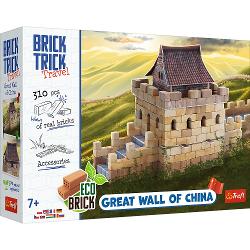 Construieste o minune a lumii cu Brick Trick Travel Marele Zid Chinezesc Calatoreste imaginar in inima Chinei si recreeaza una dintre cele mai impresionante structii din lume folosind caramizi reale si materiale naturale Setul Brick Trick Travel iti ofera ocazia sa devii constructor si sa ridici o portiune a Marelui Zid Chinezesc chiar la tine acasa Foloseste caramizi adevarate scanduri din lemn si elemente decorative din carton pentru a da viata unei constructii spectaculoase Setul 