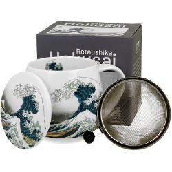 Can&259; cu infuzor MARELE VAL inspirat&259; de K Hokusai  parte a seriei Japan Collection  realizat&259; din por&539;elan de calitate superioara caracterizat printr-o culoare alb-crem natural&259; cu o str&259;lucire delicat&259; &537;i o rezisten&539;&259; &537;i durabilitate excep&539;ionaleCana este decorat&259; cu un fragment din xilogravura  „ Marele 