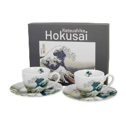 Set cu dou&259; ce&537;ti de espresso cu farfurioara THE GREAT WAVE inspirate de HOKUSAI  parte a seriei Art Gallery  realizate din por&539;elan de calitate superioar&259; caracterizat printr-o culoare alb-crem elegant&259; &537;i natural&259; cu o str&259;lucire delicat&259; precum &537;i o durabilitate excep&539;ional&259;Culorile armonioase &537;i calme de bleumarin &537;i albastru deschis 