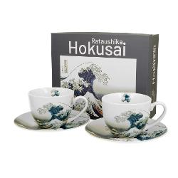Set cu dou&259; ce&537;ti &537;i farfurioare  MARELE VAL inspirat de K Hokusai  parte a seriei Art Gallery  realizat din por&539;elan de calitate superioar&259; caracterizat printr-o culoare alb-crem elegant&259; &537;i natural&259; cu o str&259;lucire delicat&259; precum &537;i o durabilitate excep&539;ional&259;Setul este decorat cu un fragment din 