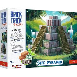 Calatoreste inapoi in timp si construieste una dintre cele mai fascinante minuni ale lumii antice Piramida Cu ajutorul setului Brick Trick Travel poti recrea acest monument legendar folosind caramizi reale si materiale naturale Setul include tot ce ai nevoie pentru a construi caramizi scanduri din lemn elemente decorative din carton si instructiuni pas cu pas O activitate creativa si educativa perfecta pentru micii exploratori si pasionatii de istorie In timp ce construiesti vei invata 
