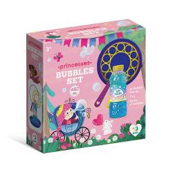 Set de baloane de sapun 450 ml Printese Copiii pur si simplu adora sa se joace cu aceste bule care le aduc o distractie si o bucurie incredibile Lasati-i pe cei mici sa se cufunde in lumea minunata a jocului cu baloanele de sapun Printese si vedeti-i cum se distreaza si zambesc Turnati o cantitate mica de solutie intr-un bol Introduceti complet bagheta de suflare in lichid Ridicati incet bagheta asigurandu-va ca membrana solutiei de sapun este intinsa peste toate cercurile 