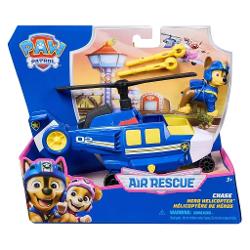 Zboara in actiune cu Air Rescue Skye si jucaria ei de salvare din incendii avionul Hero Claw Cand este timpul pentru o misiune de salvare plina de actiune blocheaza picioarele lui Skye in pozitie in cabina de pilotaj inainte de a decola in misiunea ta Salveaza-ti iepurasul de jucarie apasand un buton de pe avion pentru a extinde gheara apoi prinde iepurasul cu cosul de salvare si du-l in siguranta Skye are o inaltime de peste 5 cm si este echipata cu jacheta si casca de zbor de culoare roz 