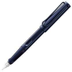 O multitudine de culori atractive design atemporal si ergonomie perfecta Acestea sunt doar cateva dintre motivele pentru care stiloul Lamy safari este unul dintre cele mai populare instrumente de scris din intreaga lumeDetalii stilou Lamy safari durk-dusk plastic ABS rezistent finisaj lucios penita de otel slefuita  clip metalic  grip ergonomic  patron cerneala Lamy T10  convertor compatibil 