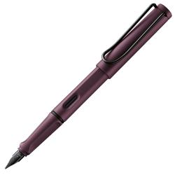 O multitudine de culori atractive design atemporal si ergonomie perfecta Acestea sunt doar cateva dintre motivele pentru care stiloul Lamy safari este unul dintre cele mai populare instrumente de scris din intreaga lumeDetalii stilou Lamy safari scarlet plastic ABS rezistent finisaj shiny  penita de otel slefuita  clip metalic  grip ergonomic  patron cerneala Lamy T10  convertor compatibil 