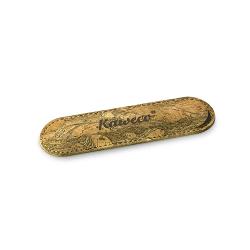 Etui pentru un instrument de scris LILIPUT realizat din material vegan plut&259; cu aspect unic &537;i rezisten&539;&259; extraordinar&259;Practic &537;i elegant în acela&537;i timp pluta ob&539;inut&259; din scoar&539;a copacilor are propriet&259;&539;i similare cu pielea Prin urmare este o alternativ&259; prietenoas&259; cu mediul la etuiurile conven&539;ionaleÎn timp ce rezisten&539;a 