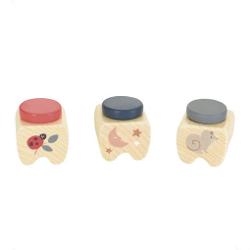 Cutiuta din lemn pentru pastrarea dintisorilor de lapteCutiu&539;&259; din lemn cu capac cu garnitura silicon pentru închidere sigur&259; ideal&259; pentru din&539;i&537;orii de lapte bijuterii &537;i alte comoriDimensiuni 4 x 3 x 4 cmVârsta recomandat&259; 3 aniArticol decorativ Nu este juc&259;riePre&539;ul este pentru o singur&259; bucat&259;Produc&259;tor Egmont Toys Belgia