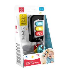 Jucarie interactiva si educativa special conceputa pentru copiii cu varsta intre 12 si 36 de luni Jucaria imita un set real de chei auto si include telecomanda cu butoane colorate care redau peste 20 de melodii si efecte sonore distractive Designul realist si culorile vii atrag atentia celor mici si ii incurajeaza sa exploreze sa apese butoanele si sa descopere sunetele dezvoltandu-si astfel motricitatea fina si intelegerea relatiei cauza-efect Cheitele din plastic durabil sunt sigure 