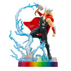 Thor Odinson este Zeul Asgardian al Tunetului fostul rege al Asgardului &537;i al Noii Asgard membru fondator al R&259;zbun&259;torilor &537;i fost membru al Gardienilor GalaxieiFigurina este pictata manualDimensiune  115 cm inaltimeVarsta recomandata 3 aniAvertismente Contraindicat copiilor mai mici de 3 ani A se folosi sub directa supraveghere a unei persoane adulte