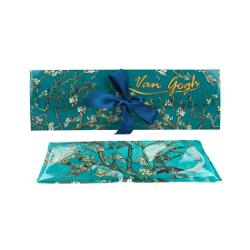 Banda de p&259;r Van Gogh – Almond Tree 120 x 85 cmÎmbin&259; utilul cu arta purtând aceast&259; band&259; de p&259;r decorat&259; cu delicata pictur&259; Almond Tree de Vincent van Gogh Confec&539;ionat&259; din material elastic &537;i confortabil 