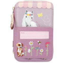 Penarul Miss Melody are un design superb Cu un buzunar transparent pentru cartea de vizit&259; &537;i broderie grozav&259; în fa&539;&259; In plus pandantivul cu moned&259; de pe fermoarCele trei compartimente separate ale cutiei de creioane sunt complet umplute cu 18 carioci si 18 creioane colorate 2 creioane radier&259; ascu&539;itoare rigl&259; foarfece lipici &537;i o hus&259; mic&259; cu fixare VelcroMaterial 100 bumbac cu acoperire PVC 