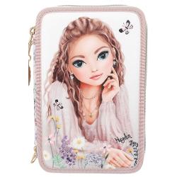 Penar Triplu Echipat TOPModel Summer Feeling – Design Floral RomanticPenarul triplu TOPModel Summer Feeling impresioneaza prin designul sau feminin si delicat cu un motiv romantic pe fata si imprimeu floral cu fluturi care inconjoara intregul penar Detaliul decorativ in forma de floare atasat fermoarului adauga un plus de stil si originalitatePractic si bine compartimentat penarul dispune de trei compartimente separate fiecare complet echipat 