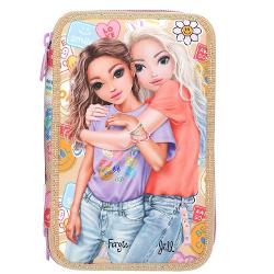 Penar Triplu Echipat TOPModel AOP Girl Power – Design Bej cu Imprimeuri ColoratePenarul echipat TOPModel AOP Girl Power este alegerea ideala pentru scoala combinand un design vesel si plin de energie cu functionalitate maxima Cu un motiv mare pe fata si doua modele atragatoare penarul este decorat cu imprimeuri colorate pe toate partile aducand un plus de personalitateUn detaliu special este dat de fermoarele in culori contrastante care ofera un 