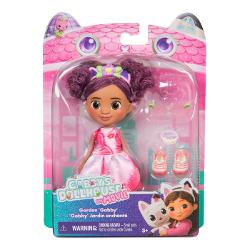 Intra in lumea magica a filmului Gabby&39s Dollhouse cu papusa cu accesorii Imbracata intr-o rochita roz stralucitoare si accesorizata cu o bentita adorabila cu urechi de pisicuta Gabby este gata pentru cele mai frumoase aventuri de gradina Papusa include si accesorii tematice precum o pereche de pantofi si un bol decorativ oferind copiilor ocazia sa creeze scenarii pline de farmec si distractie Perfecta pentru micii fani ai serialului si filmului Gabby&rsquos Dollhouse aceasta 